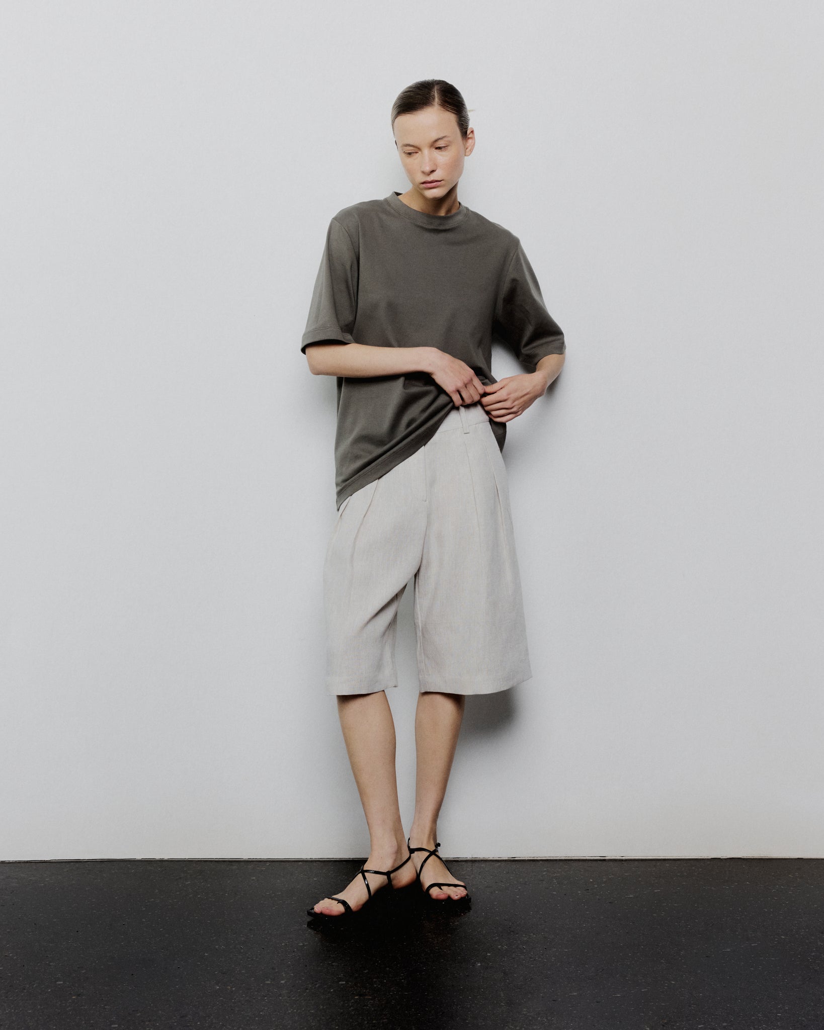 0043 BERMUDA DE LINO BEIGE