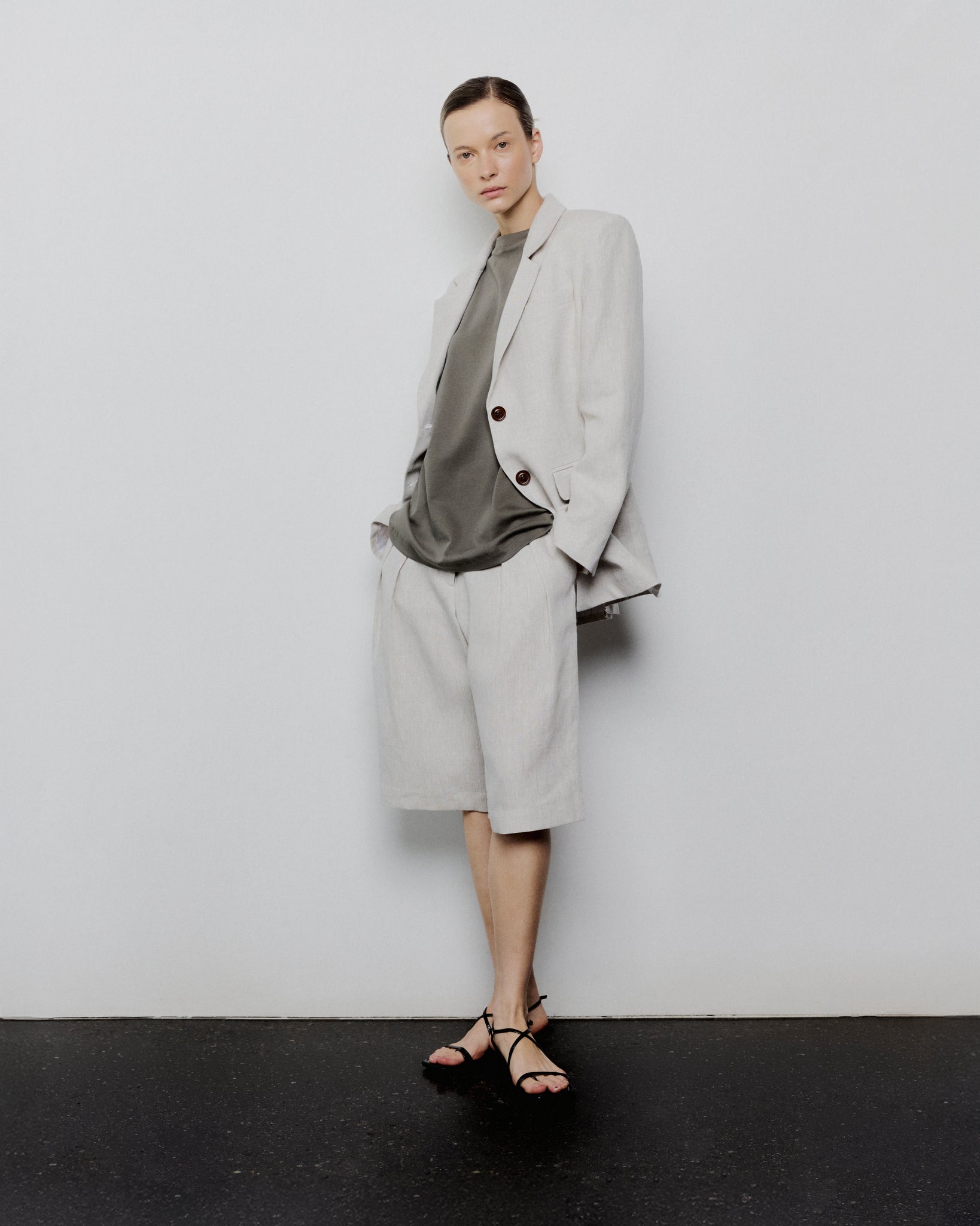 0043 BERMUDA DE LINO BEIGE