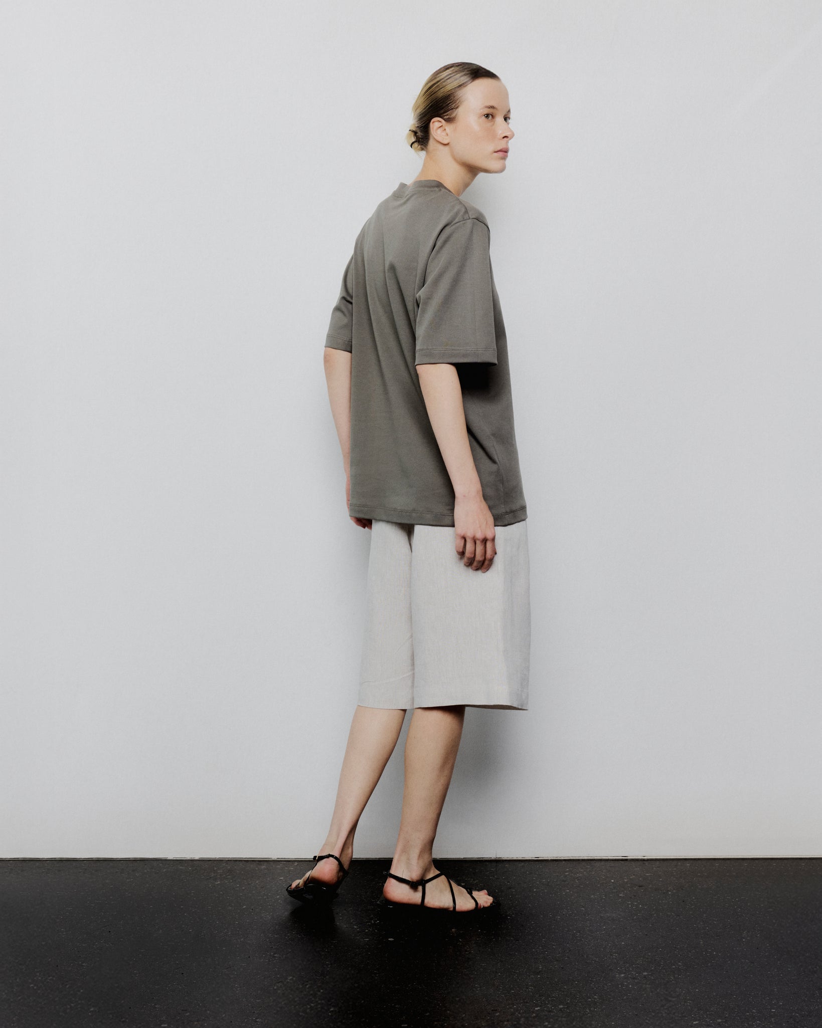 0043 BERMUDA DE LINO BEIGE